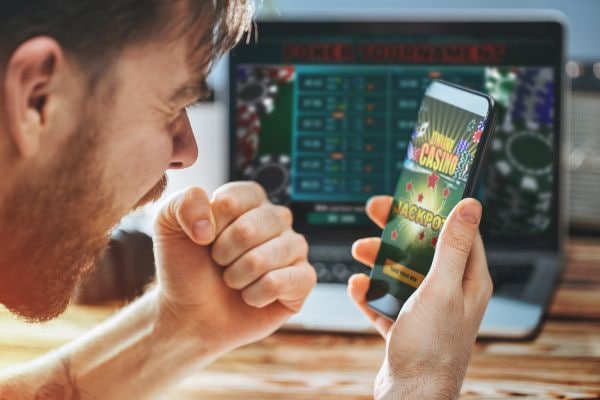 Antarmuka Buffalo King di perangkat mobile dan desktop